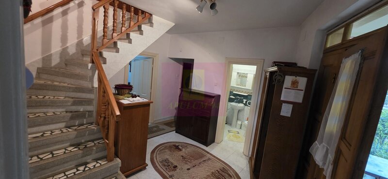 Vila de vanzare cu 6 camere si teren de 5116 mp in Cornu, Prahova